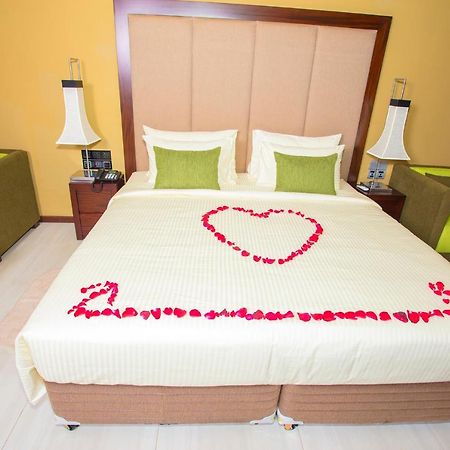 Amora Lagoon Hotel Katunayaka Esterno foto