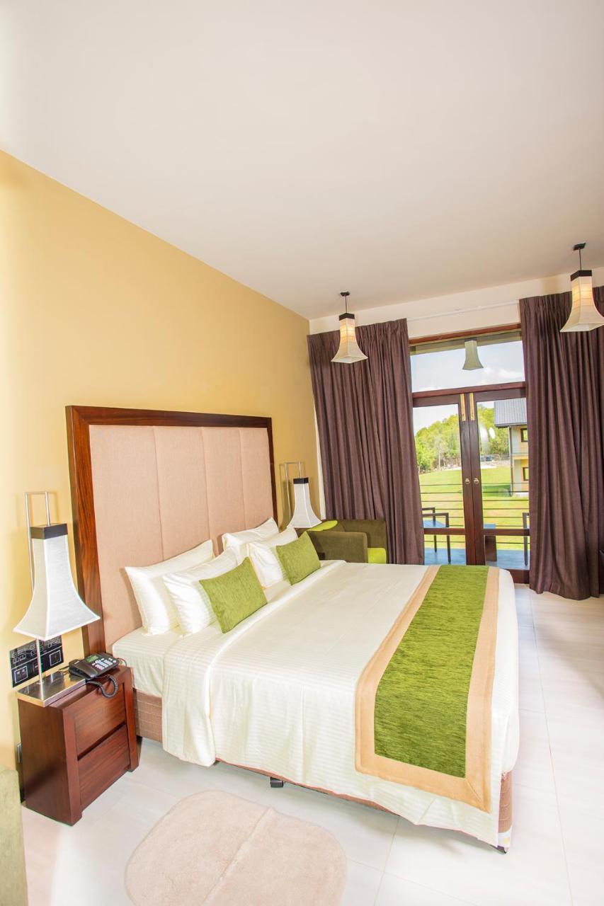 Amora Lagoon Hotel Katunayaka Esterno foto