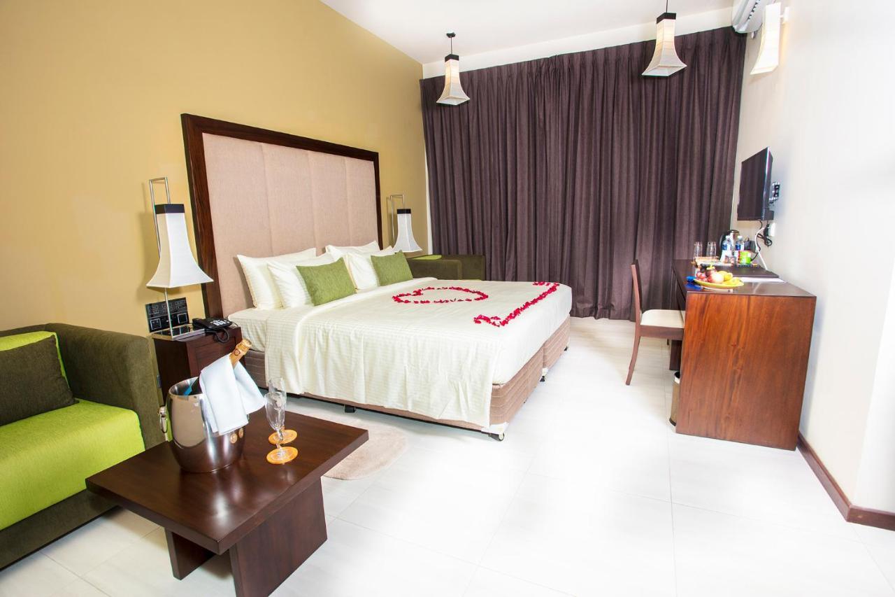 Amora Lagoon Hotel Katunayaka Esterno foto