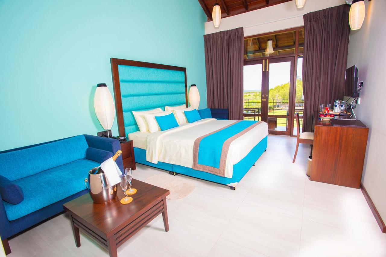 Amora Lagoon Hotel Katunayaka Esterno foto