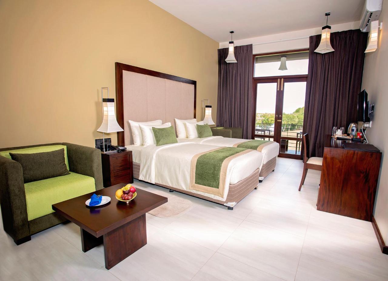 Amora Lagoon Hotel Katunayaka Esterno foto
