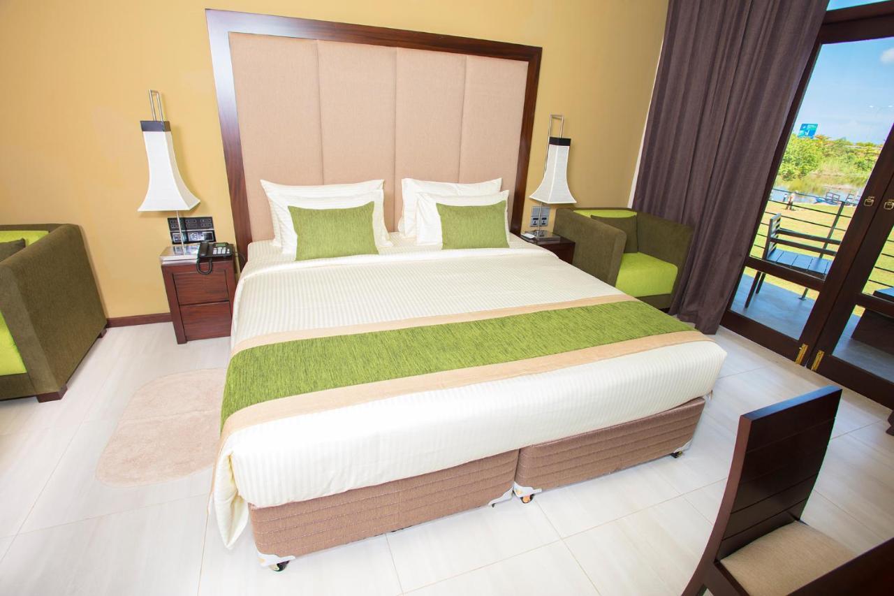 Amora Lagoon Hotel Katunayaka Esterno foto