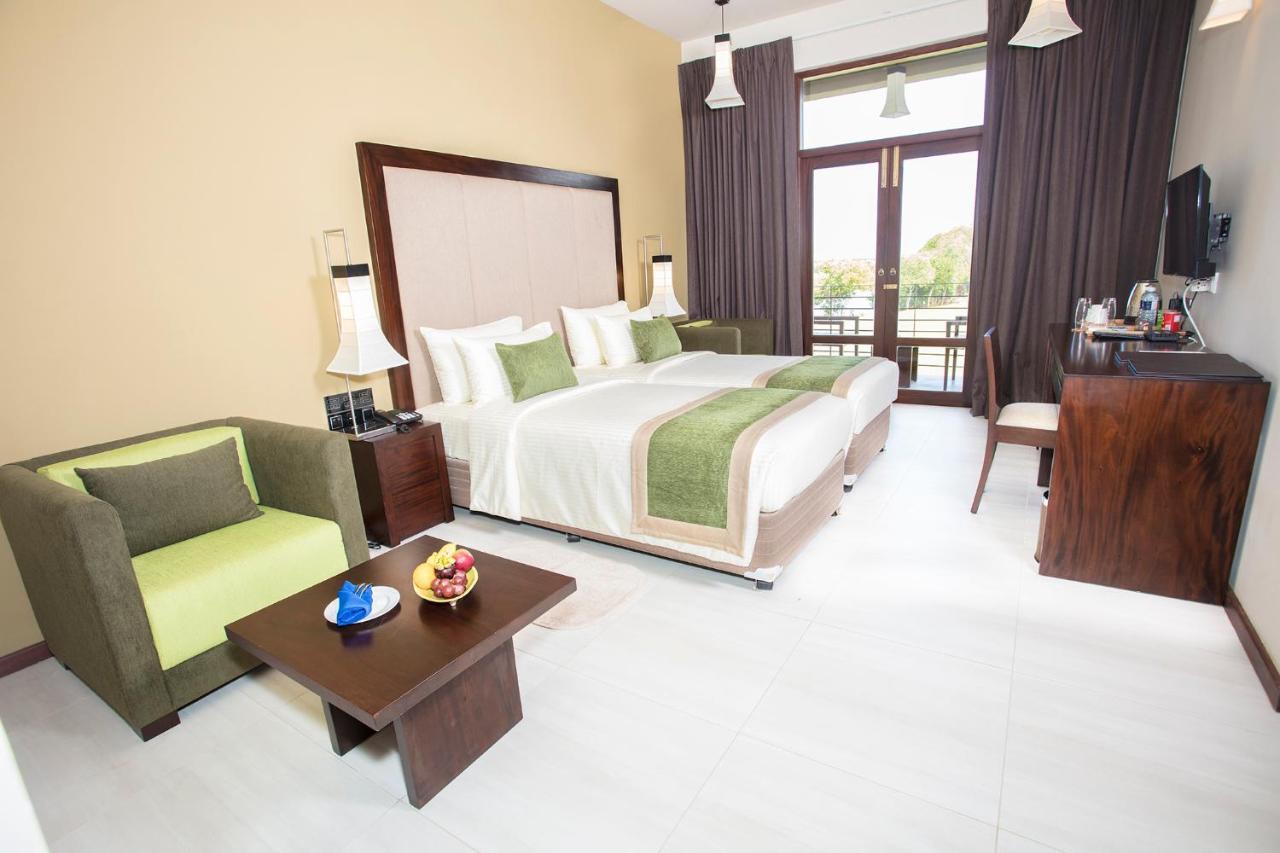 Amora Lagoon Hotel Katunayaka Esterno foto