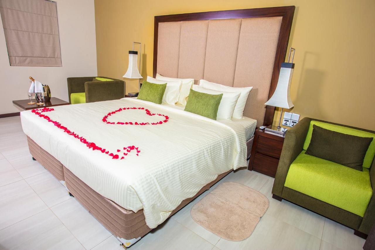 Amora Lagoon Hotel Katunayaka Esterno foto
