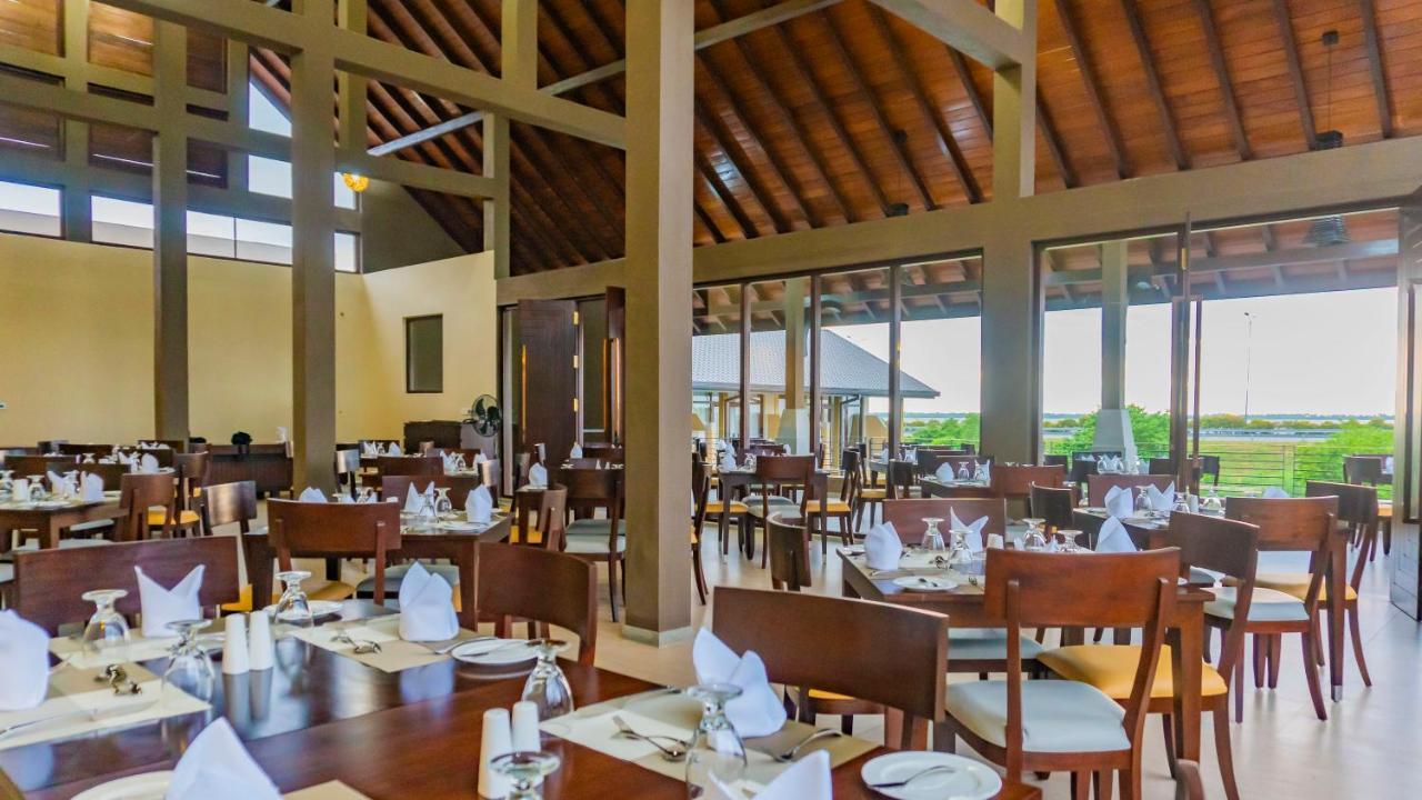 Amora Lagoon Hotel Katunayaka Esterno foto