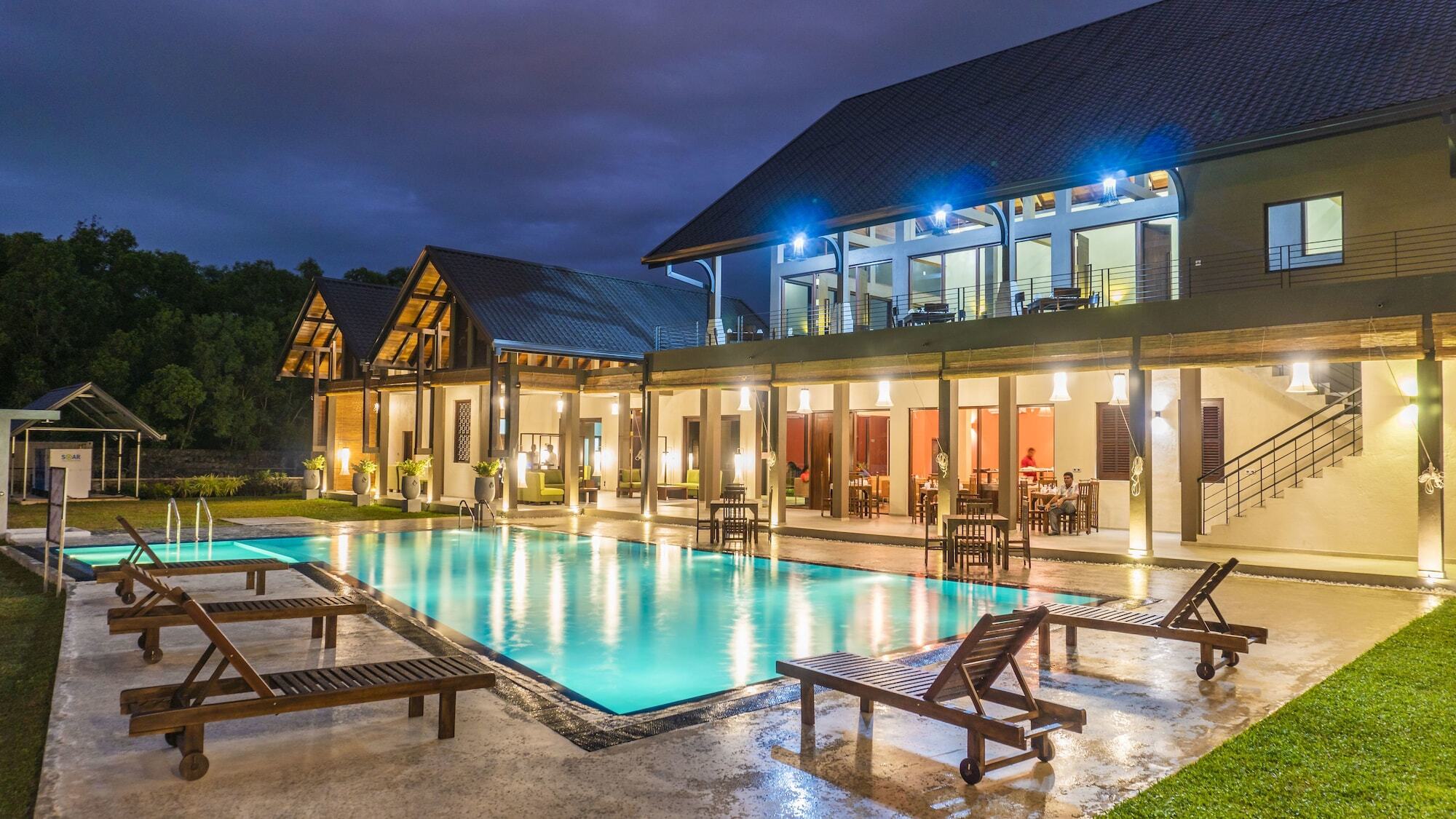 Amora Lagoon Hotel Katunayaka Esterno foto